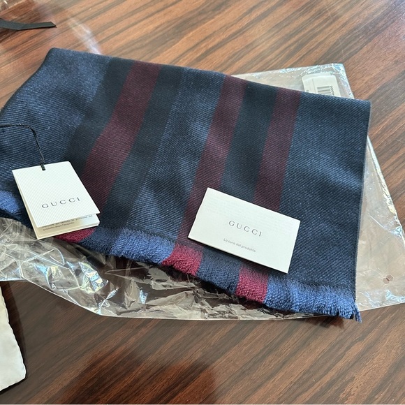 NWT Gucci Scarf with dust bag reg $475 - Picture 6 of 9